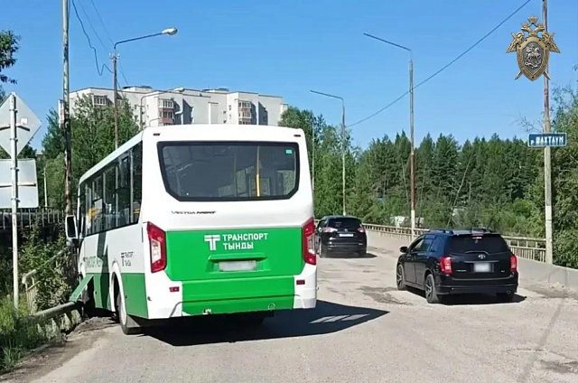 В Тынде в ДТП с участием пассажирского автобуса пострадали девять человек, трое госпитализированы