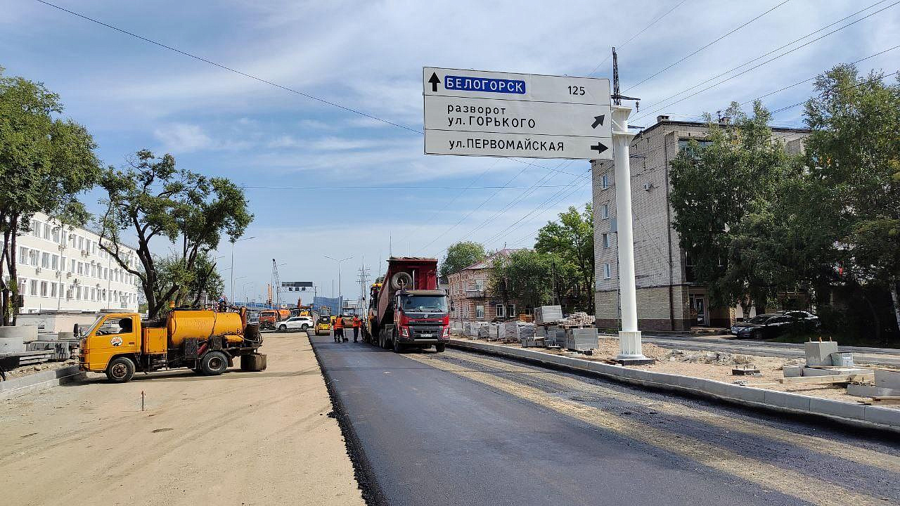 На улице Горького в Благовещенске началась укладка асфальта