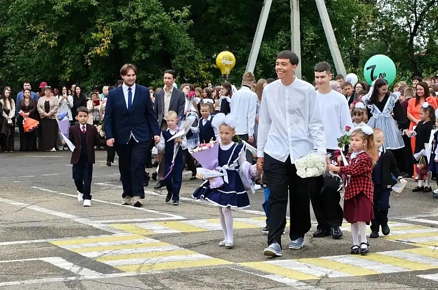 Василий Орлов поздравил амурских школьников и педагогов с Днём знаний