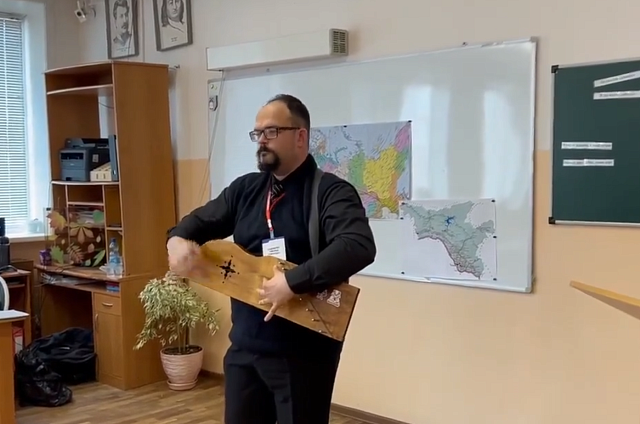 Гусли против гаджетов: учитель из Тамбовского округа поразил жюри на конкурсе «Педагогический дуэт»