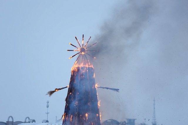 На льду Амура сожгли 15-метровое чучело: власти закрепили новую традицию