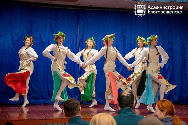 С песней к защитникам: благовещенские артисты поздравили бойцов в госпитале