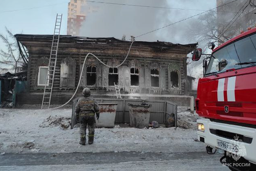 Сколько человек погибло в благовещенске. Пожар Благовещенск Амурская область. Пожар фото. Сгоревшее здание. Пожар жилого дома.