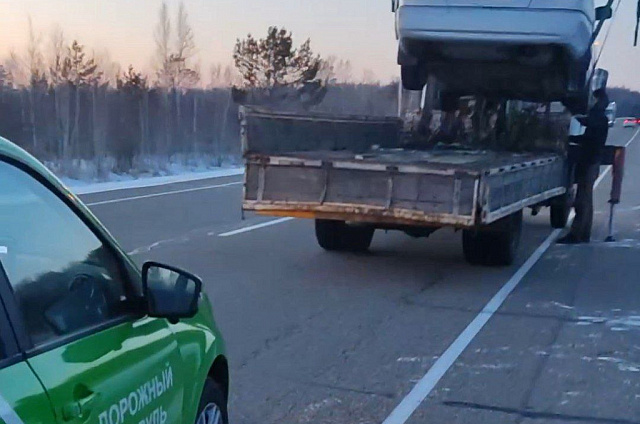 «Дорожный патруль» не дал жителям Забайкалья замерзнуть на трассе в 30 километрах от Белогорска