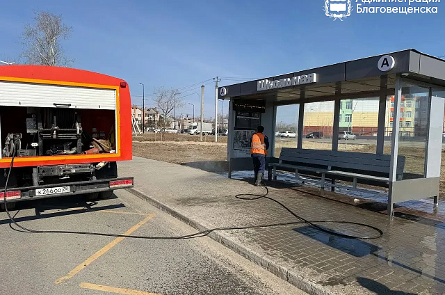 «Душ» для остановок и расконсервация ливнёвок: в областном центре наводят весенний порядок