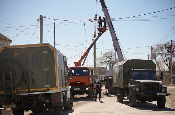 Амурские электрические сети заменили опору ВЛ, повреждённую автомобилистами в Благовещенске