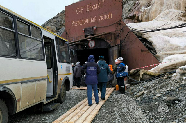 Родственники горняков посетили место проведения аварийно-спасательных работ на руднике «Пионер»