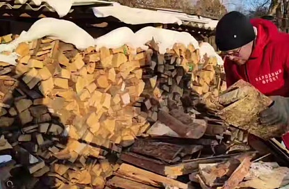 Десять семей погибших амурских участников СВО обеспечили дровами