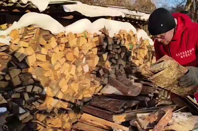 Десять семей погибших амурских участников СВО обеспечили дровами