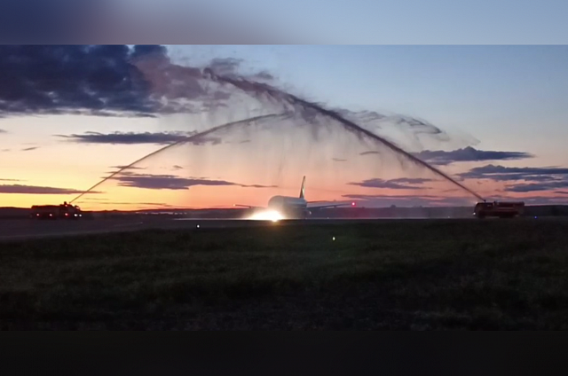 Первый рейса из Харбина встретили в Благовещенске водной аркой