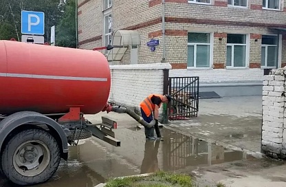 Шестьдесят тысяч литров за ночь: в Благовещенске устраняют последствия ливня