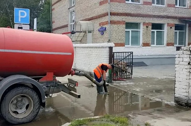 Шестьдесят тысяч литров за ночь: в Благовещенске устраняют последствия ливня
