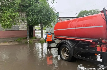 Почти 60 тысяч литров за смену: коммунальщики Благовещенска откачивают воду с улиц