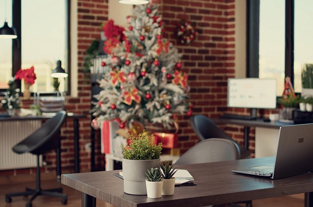 Кто украшает офисы к Новому году: традиция и предпочтения сотрудников