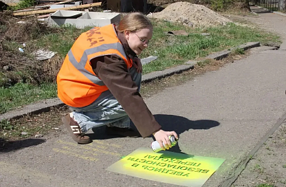 «Сними наушники»: в Свободном на переходах у железной дороги появились предупреждающие надписи