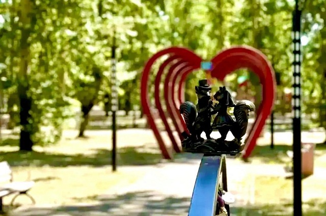 В Белогорске поселились Белки-молодожёны: новая скульптура пополнила городскую коллекцию