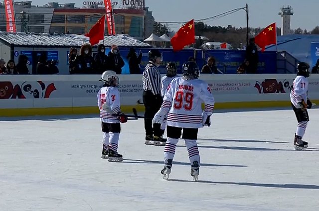 Фестиваль на Амуре встретил гостей международным хоккеем, заездами джипов и концертами