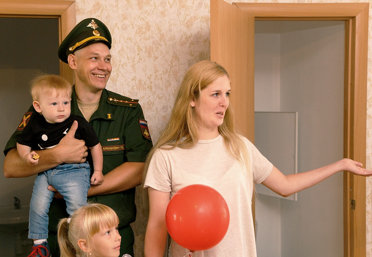 Семейная ипотека для детей рожденных в 2024. Семья военного. Семья военнослужащего. Семья офицера. Семья военного офицера.