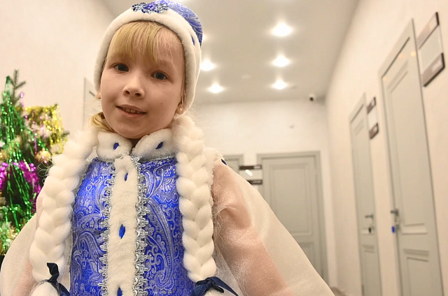 Снежинки, русские красавицы и космонавты: в чем будут встречать Новый год юные амурчане