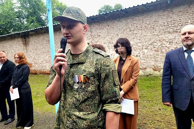 Герои среди нас: ветераны СВО поздравили амурских школьников с Днём знаний