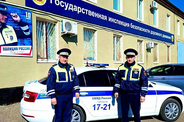 Офицеры полиции вытащили из кювета попавшего в ДТП амурчанина