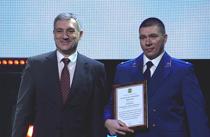 Судьбы людей за каждым решением: губернатор наградил сотрудников прокуратуры Амурской области