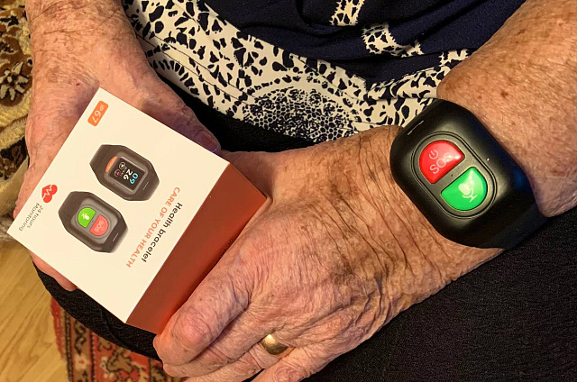 Умные часы с кнопкой SOS выдали одиноким амурским пенсионерам и инвалидам по зрению первой группы