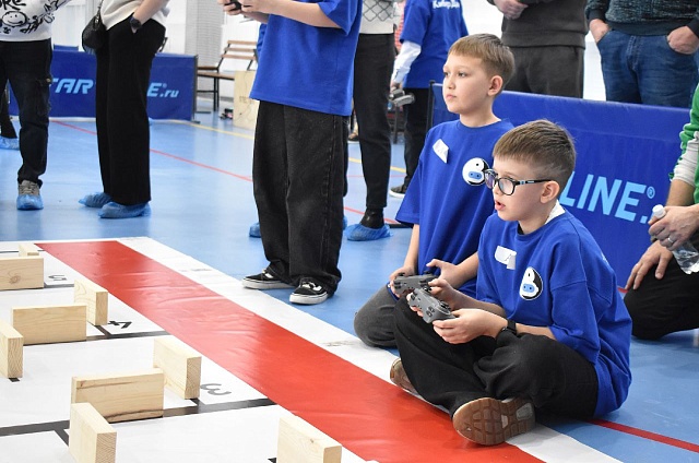От каната до футбола: в Благовещенске прошли робо-состязания