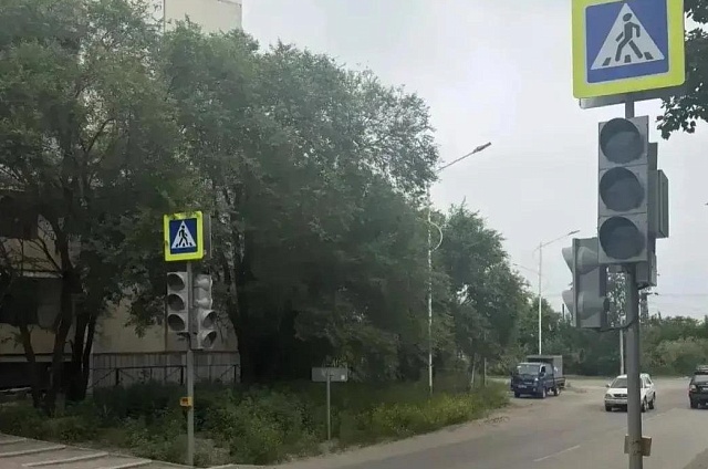 На перекрёстке Нагорной и Красноармейской в Благовещенске заработал новый светофор