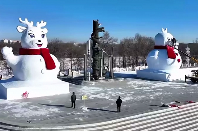 В Хэйхэ к Китайскому Новому году установили два 11-метровых снеговика