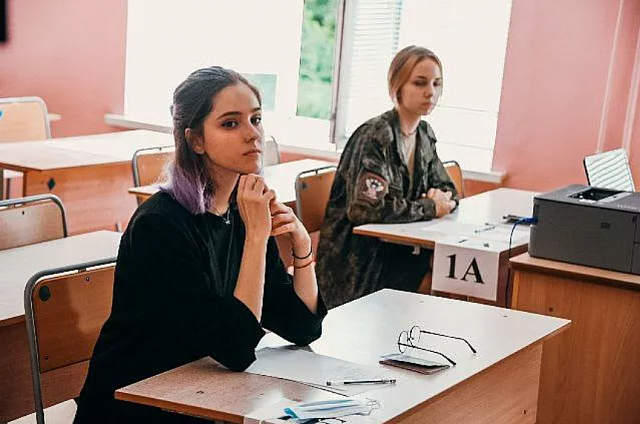На высший балл ЕГЭ по русскому языку сдали 4 амурских выпускника