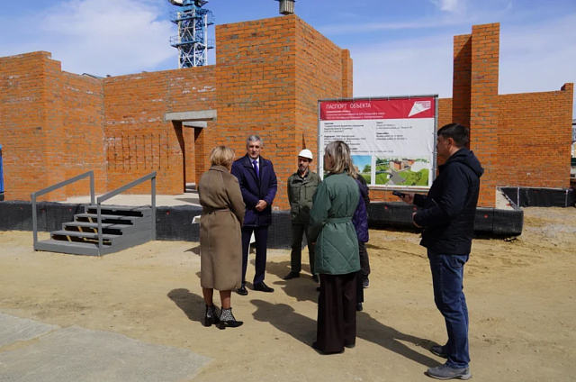 Губернатор проверил ход строительства поликлиники в Екатеринославке 