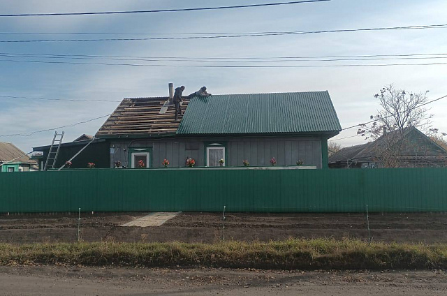 «Кровля над головой — символ надёжности и покоя»: депутаты Приамурья обновили дом Героя России
