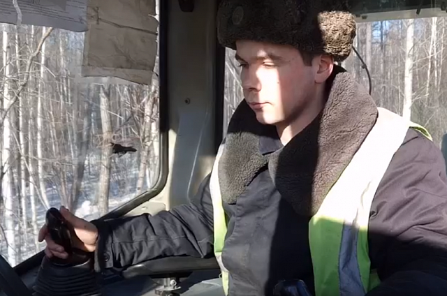 Военнослужащие работают в условиях вечной мерзлоты на строительстве второго пути Байкало-Амурской магистрали