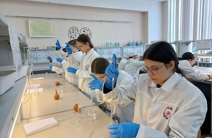 Школьники Свободного начали осваивать профессию лаборанта химического анализа