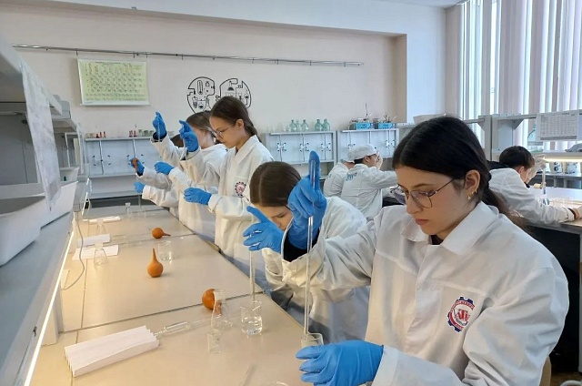 Школьники Свободного начали осваивать профессию лаборанта химического анализа