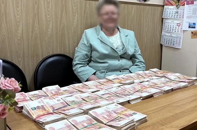 Жительнице Шимановска вернули почти 15 млн рублей, похищенных мошенниками