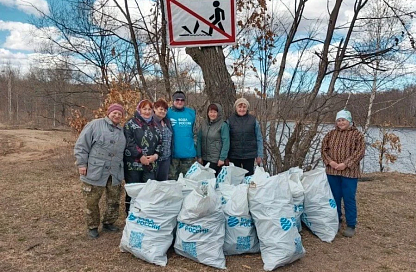 Амурские долголеты вышли на уборку берега в рамках акции «Вода России»