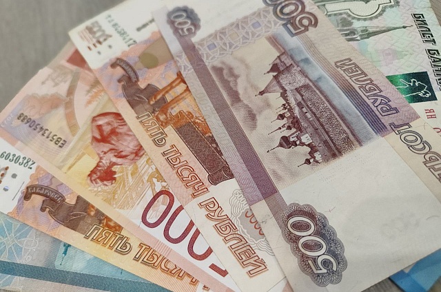 Деньги на свадьбу «племянницы»: благовещенке помогли сохранить свои сбережения от мошенников