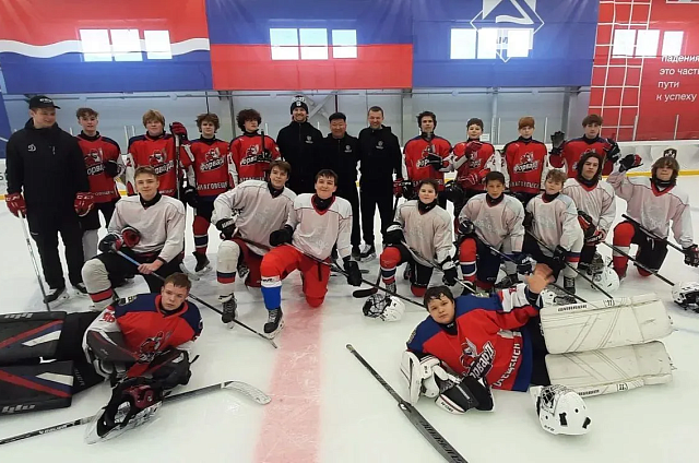 Трёхкратный чемпион мира провёл мастер-класс для юных хоккеистов в Благовещенске