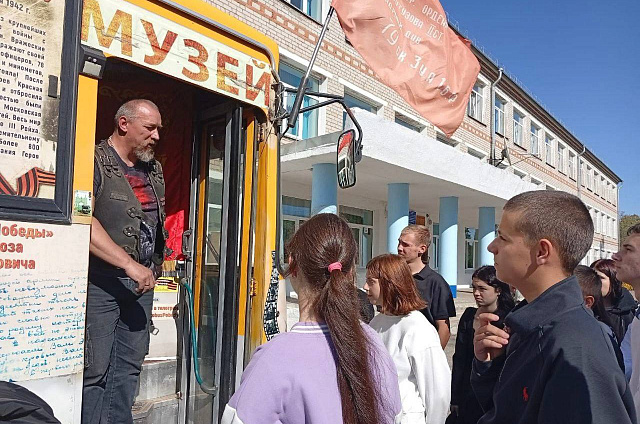 Обновлённую экспозицию «Автобуса Победы» покажут амурским школьникам