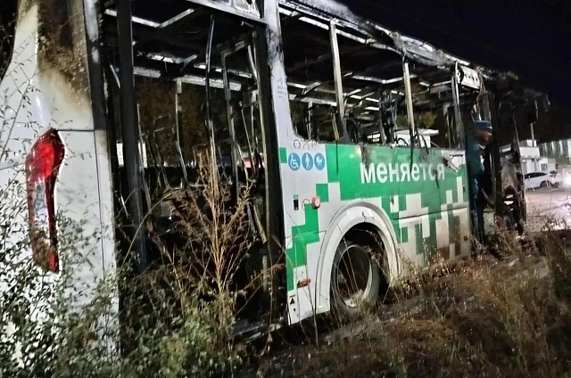 В центре Благовещенска загорелся пассажирский автобус 