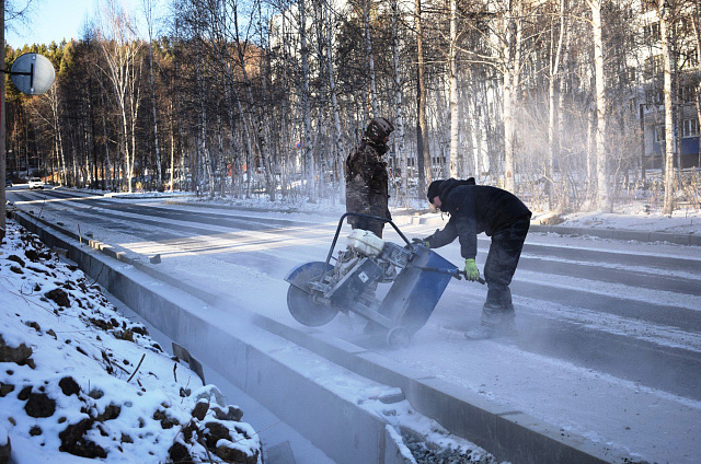 Новый асфальт и безопасные переходы: ремонт на Школьной улице в Тынде выходит на финишную прямую