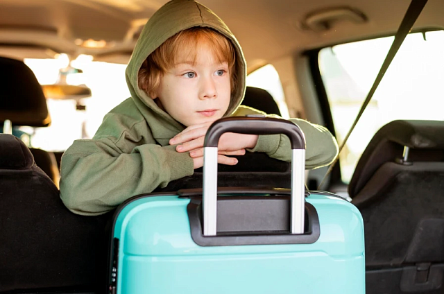 «Дети сидели на чемоданах»: досуговый клуб отменил поездки и не вернул родителям сотни тысяч рублей