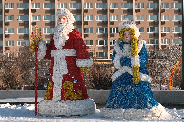 Русский стиль, герои народных сказок и яркие гирлянды: как украсили главную площадь области