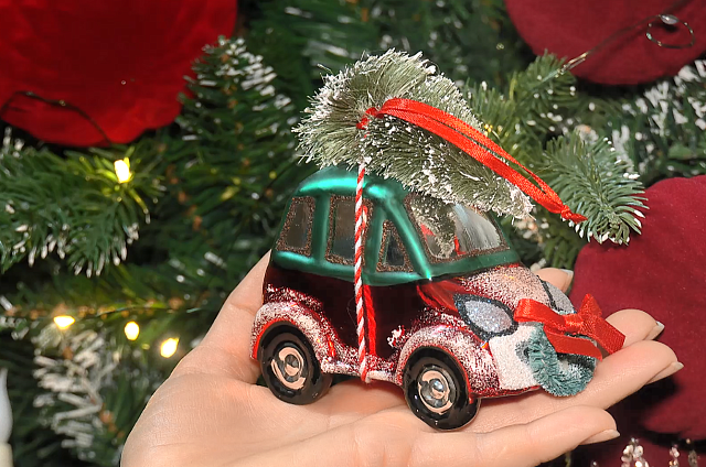 От бантов до фабричных космонавтов: во что превратилась традиция украшения ёлки за два века