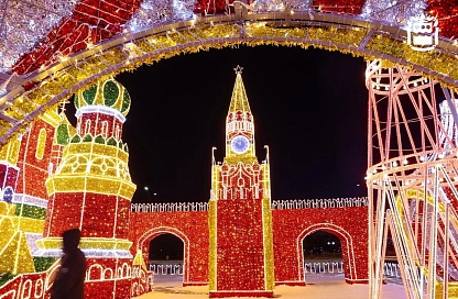 К Новому году готовы: Василий Орлов оценил праздничное оформление города 