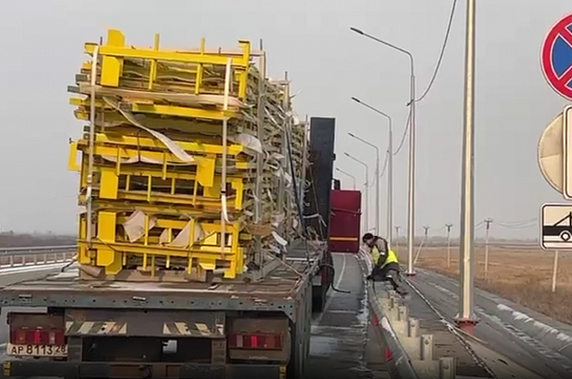 Вблизи международного моста через реку Амур обнаружили брошенный гружёный полуприцеп