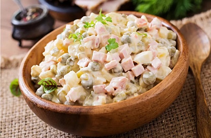 Врач-диетолог рассказала, сколько дней можно безопасно хранить новогодние блюда