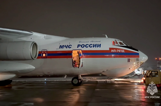 Самолет ИЛ-76 МЧС России с дополнительной группировкой спасателей вылетел из Кузбасса в Приамурье 